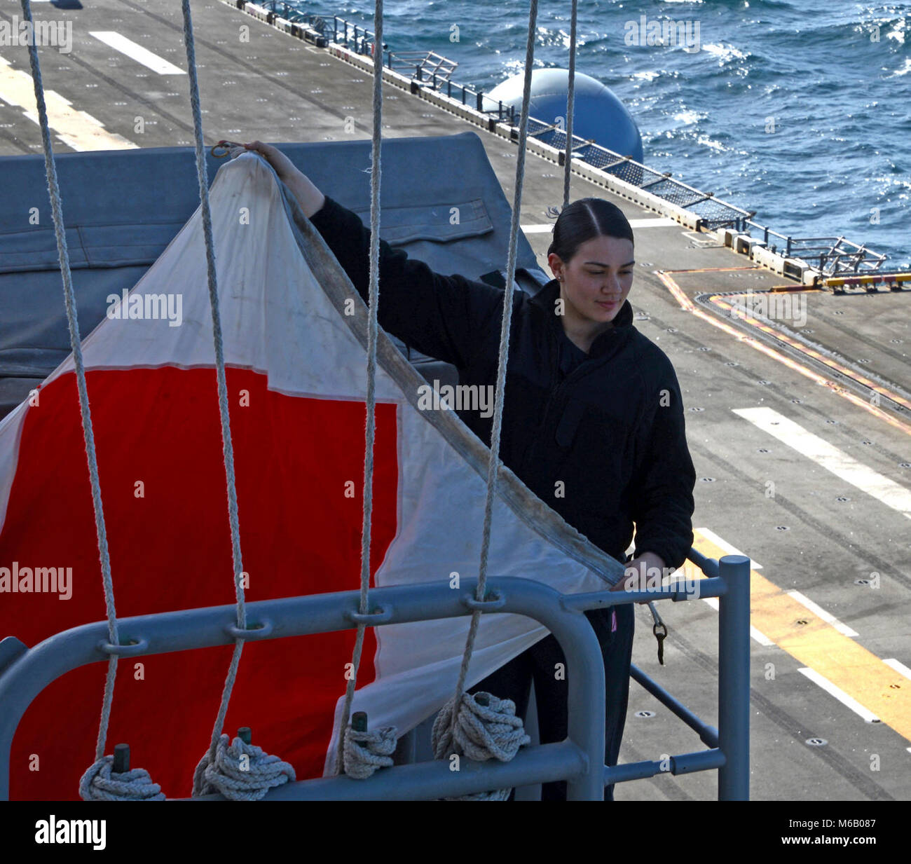 Océan Atlantique (fév. 24, 2018) matelot timonier Vannessa Baltodano soulève le drapeau foxtrot pour un vol à bord de l'quarts Wasp-classe d'assaut amphibie USS Iwo Jima (DG 7) Le 24 février 2018. Iwo Jima, homeported à Mayport, en Floride, mène des opérations navales dans la sixième flotte américaine zone d'opérations. (U.S. Navy Banque D'Images