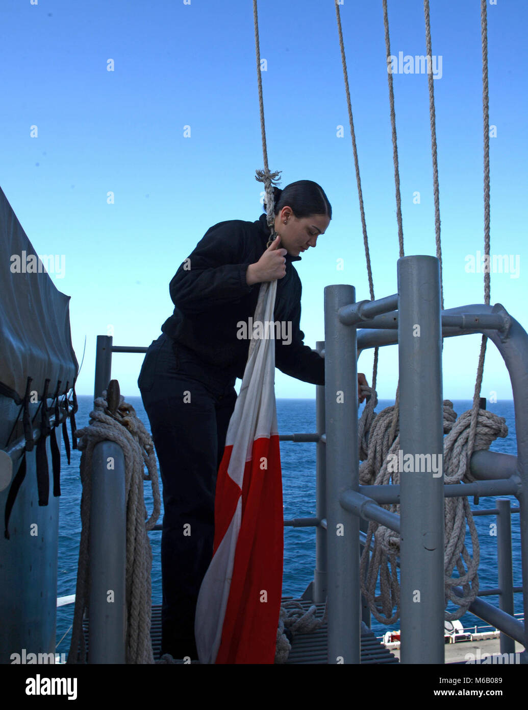 Océan Atlantique (fév. 24, 2018) matelot timonier Vannessa Baltodano soulève le drapeau foxtrot pour un vol à bord de l'quarts Wasp-classe d'assaut amphibie USS Iwo Jima (DG 7) Le 24 février 2018. Iwo Jima, homeported à Mayport, en Floride, mène des opérations navales dans la sixième flotte américaine zone d'opérations. (U.S. Navy Banque D'Images