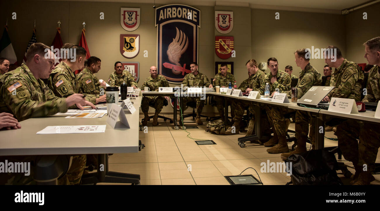 Le commandant de l'US Army en Europe, le Lieutenant-général Christopher Cavoli, donne ses conseils à la direction de la 173e Brigade aéroportée au Siège de Solider Sky à Vicenza, Italie. Banque D'Images