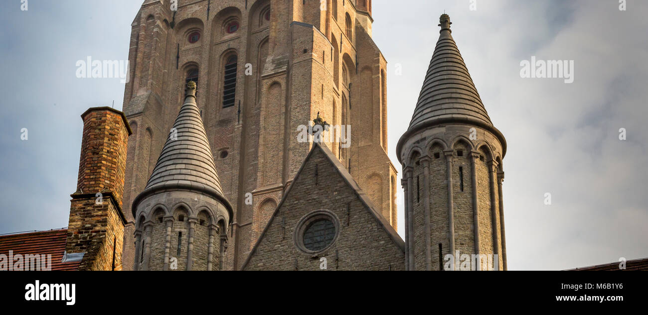 Deux conicle spires et une cheminée en brique de l'église de Notre Dame de premier plan l'église magnifique grande tour Banque D'Images