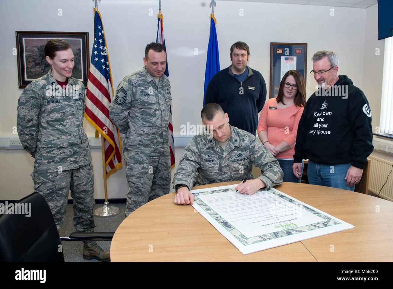 U.S. Air Force Le Colonel Christopher Bromen, 423rd Air Base, commandant du groupe signe la proclamation de la semaine militaire 2018 enregistre à RAF Alconbury, Royaume-Uni, le 23 février 2018. La semaine militaire enregistre est une semaine qui encourage tous les membres de la communauté pour définir l'épargne personnelle et les objectifs de réduction de la dette. (U.S. Air Force Banque D'Images