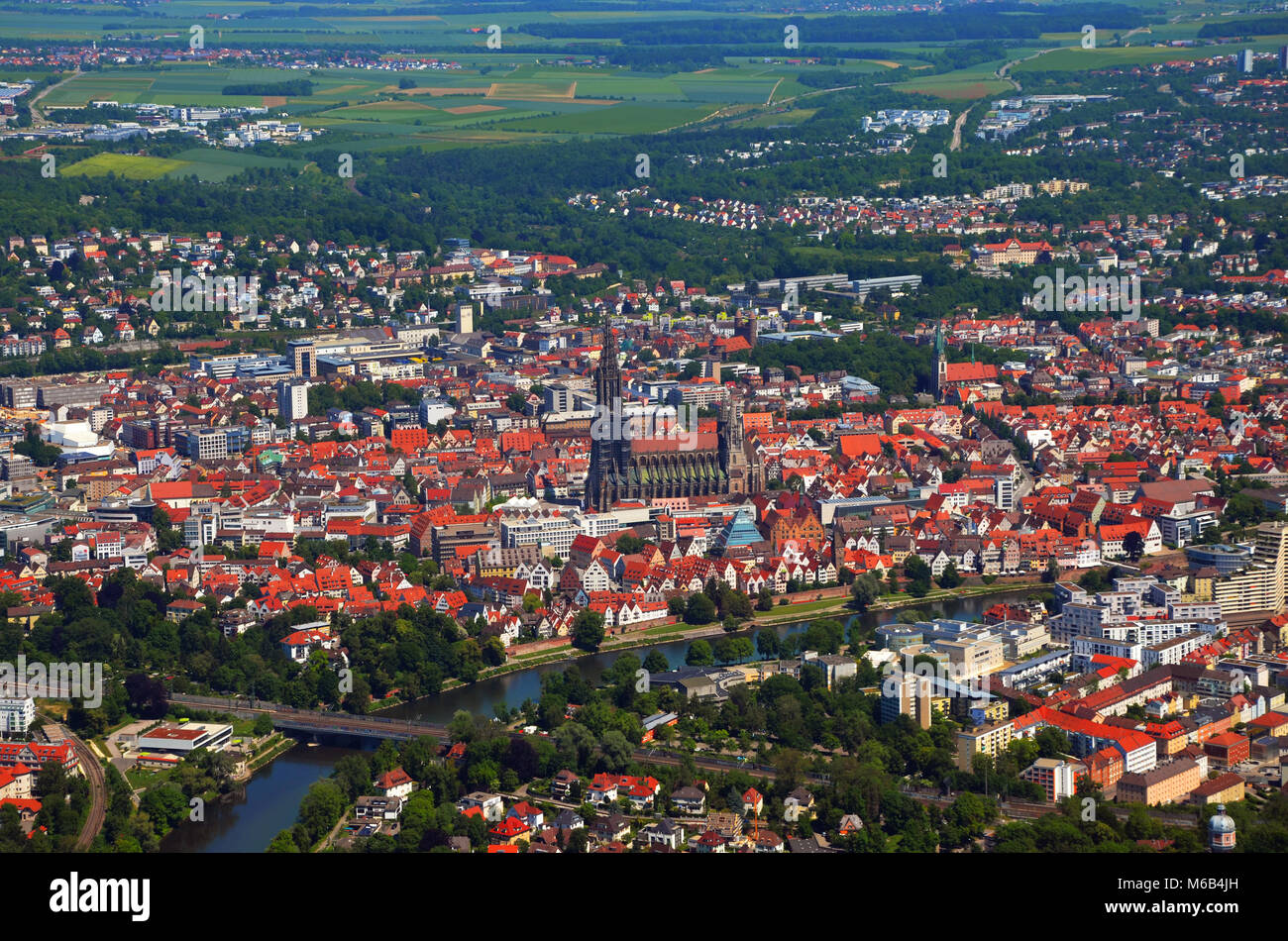 Une vue aérienne de la cathédrale d'Ulm (Ulmer Münster) et Ulm, Allemagne du sud sur une journée ensoleillée Banque D'Images