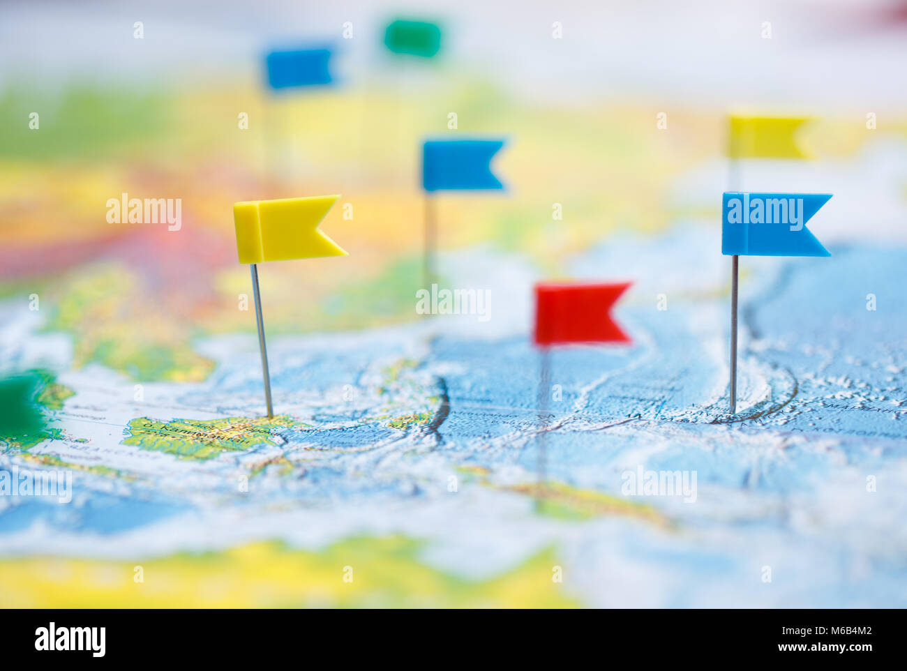 Macro photo avec le drapeau de punaises et carte du monde.Travel concept. Banque D'Images