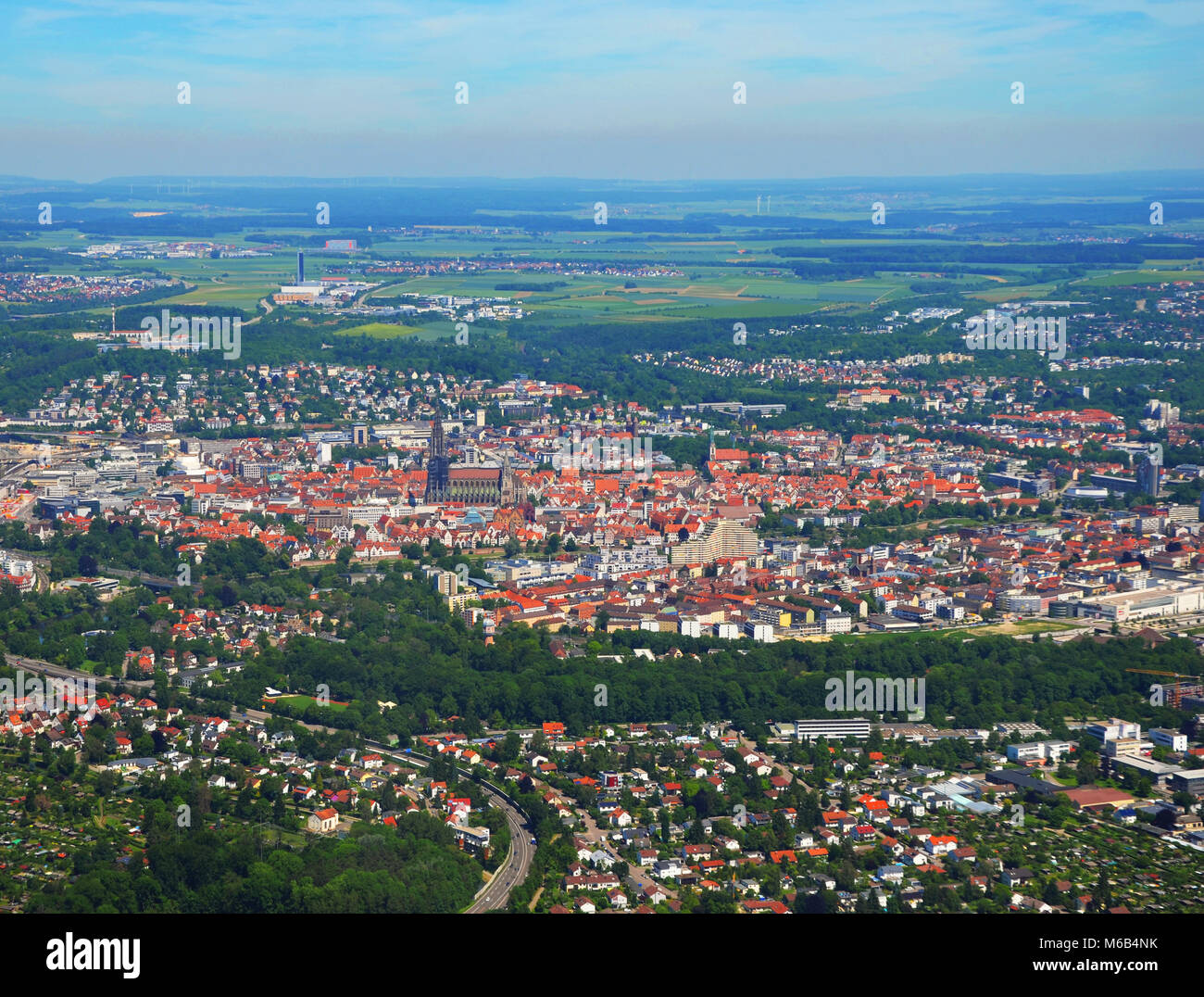 Une vue aérienne de la cathédrale d'Ulm (Ulmer Münster) et Ulm, Allemagne du sud sur une journée ensoleillée Banque D'Images