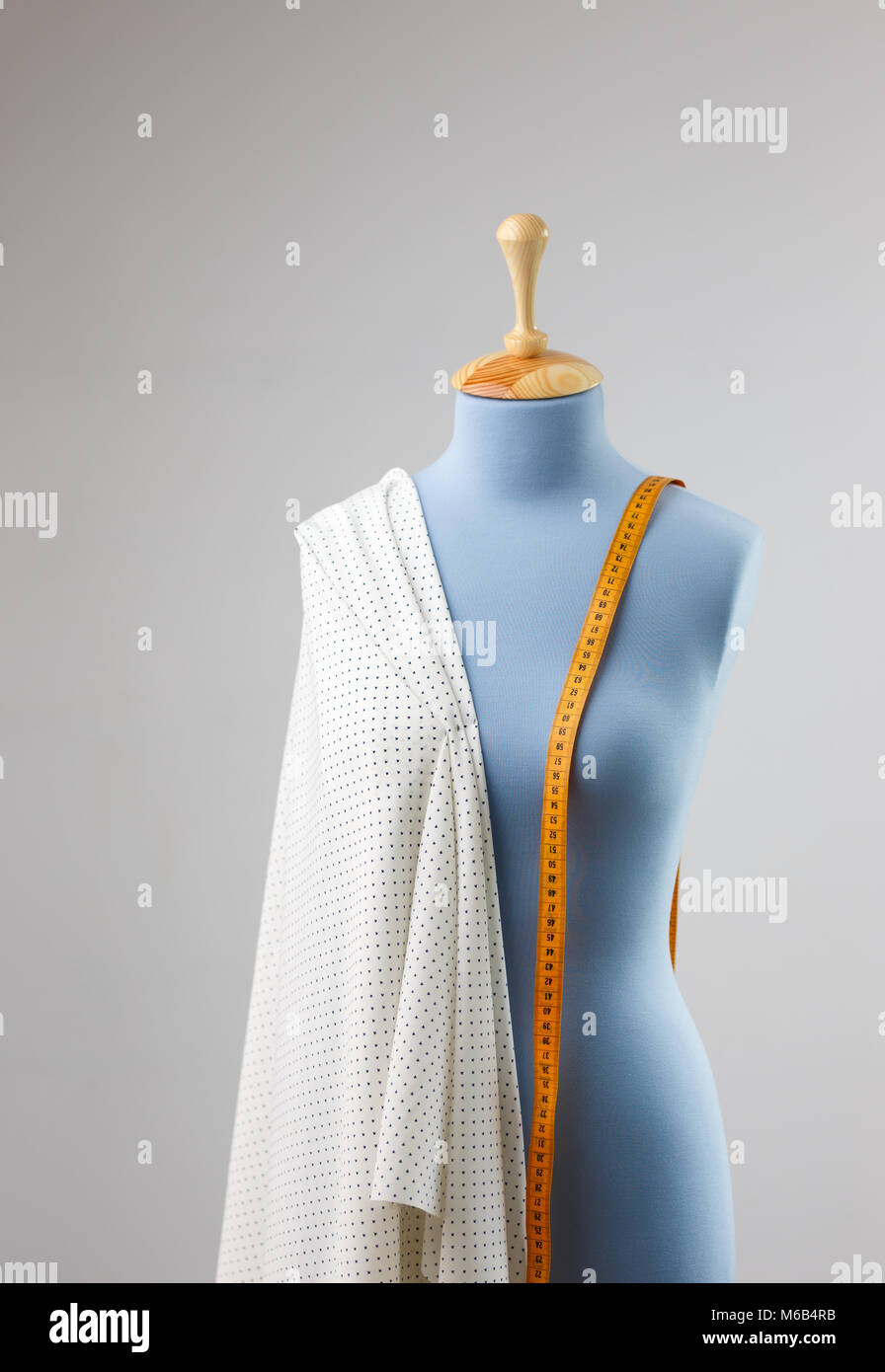 Vêtements femmes mannequin avec un ruban à mesurer en tailleurs studio. Banque D'Images