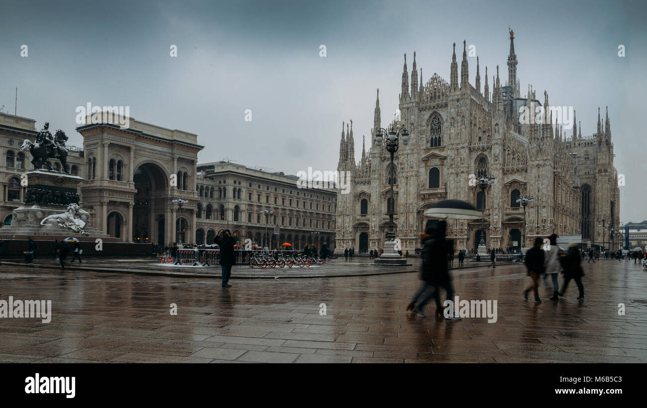 Touristes et habitants à Piazza del Duomo à Milan, Lombardie, Italie avec la Galleria Vittorio Emanuele II, l'église cathédrale Duomo et Banque D'Images