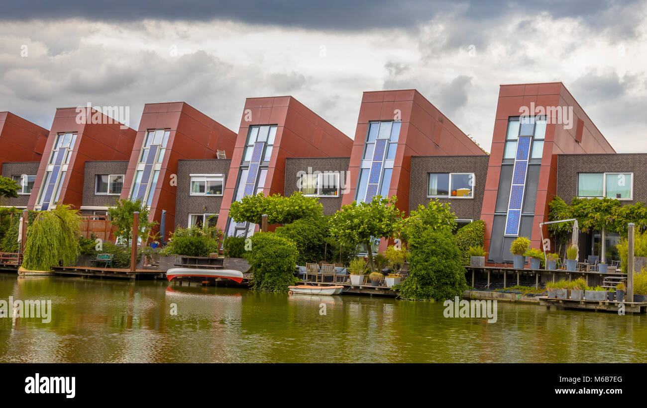 Maisons au bord de l'eau avec panneaux solaires intégrés et jardins suspendus sur le bord de mer en zone urbaine de La Haye, Pays-Bas Banque D'Images