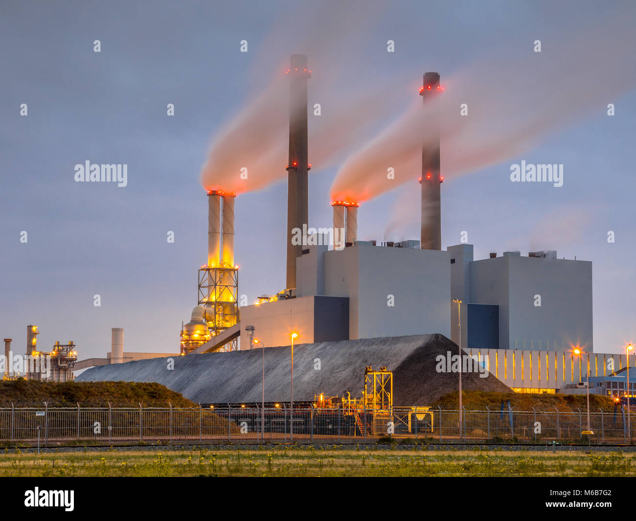 By travail électricité power plant à Europoort avec en premier plan d'approvisionnement, Maasvlakte Rotterdam Pays-Bas Banque D'Images