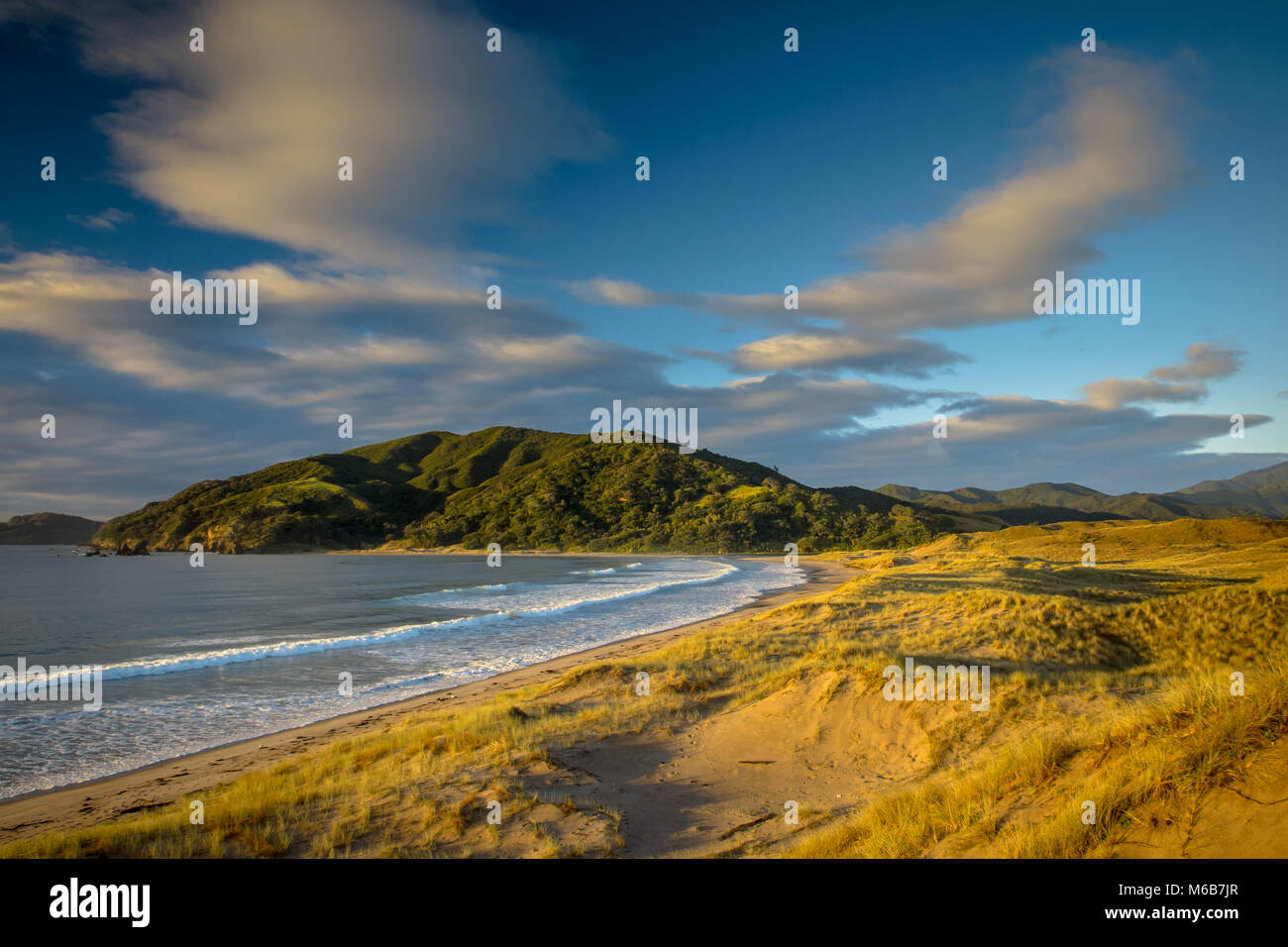 Lever du soleil sur la magnifique plage de la baie de Waikawau, Coromandel, île du Nord, Nouvelle-Zélande Banque D'Images