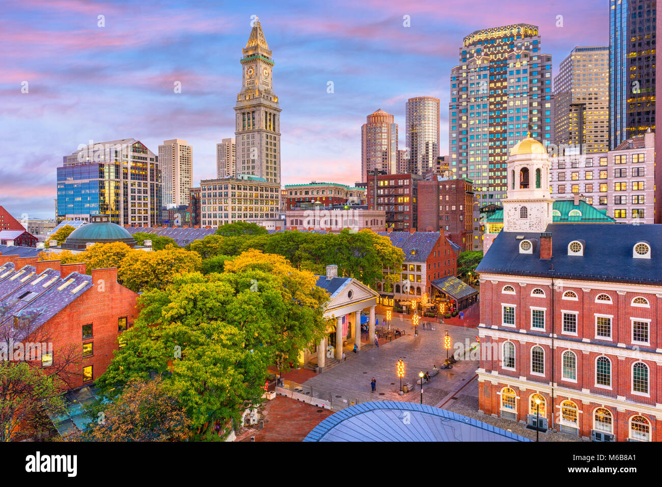 Boston, Massachusetts, USA skyline avec Quincy Market et Faneuil Hall. Banque D'Images