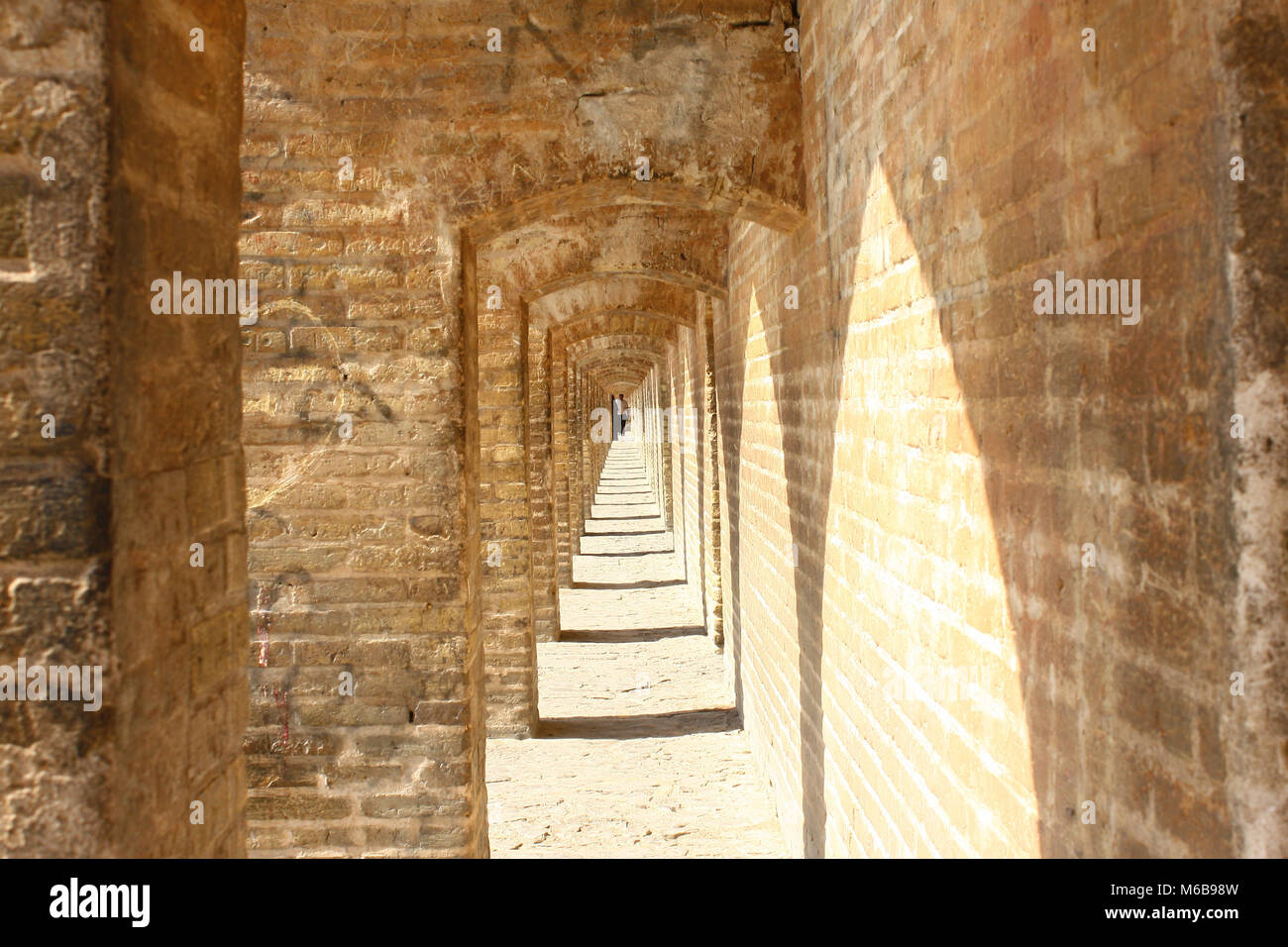 Les ombres dans l'arche extérieure de Si o Se Pol, l'un des nombreux ponts sur la rivière Zayandeh Rud à Esfahan / Isfahan, Iran. Banque D'Images