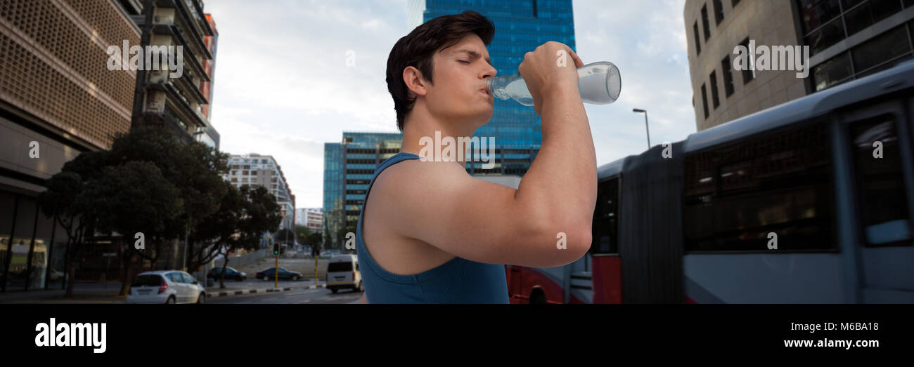 Image composite de l'homme de l'eau de boisson contre fond blanc Banque D'Images