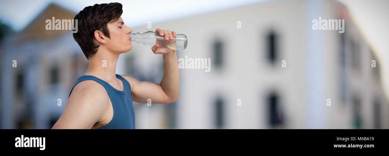 Composite image de jeune homme de l'eau potable Banque D'Images