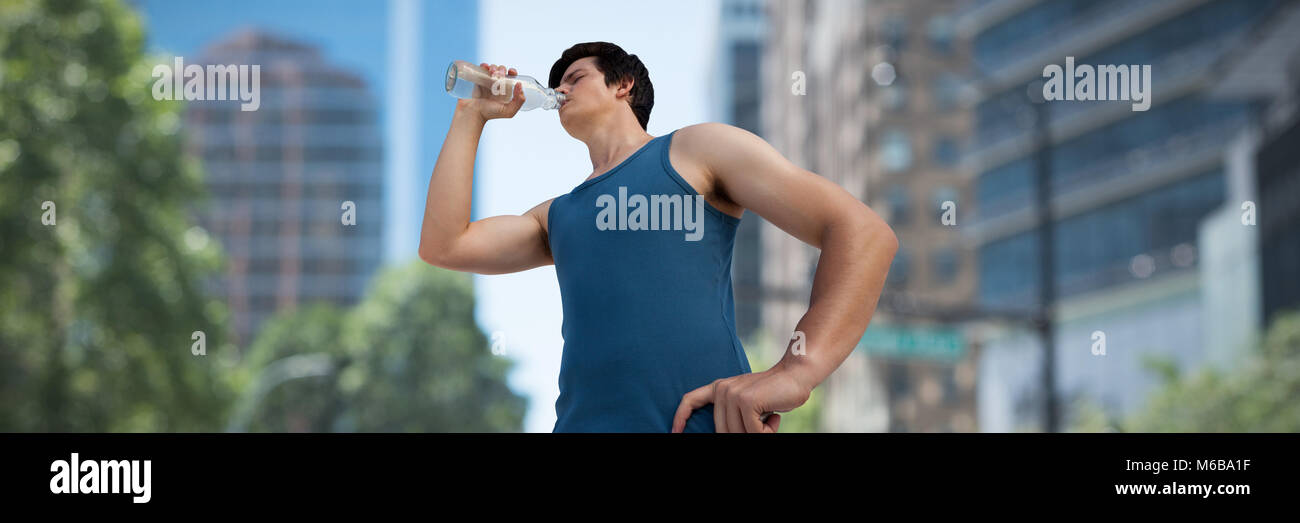 Image composite de low angle view of young man drinking water Banque D'Images