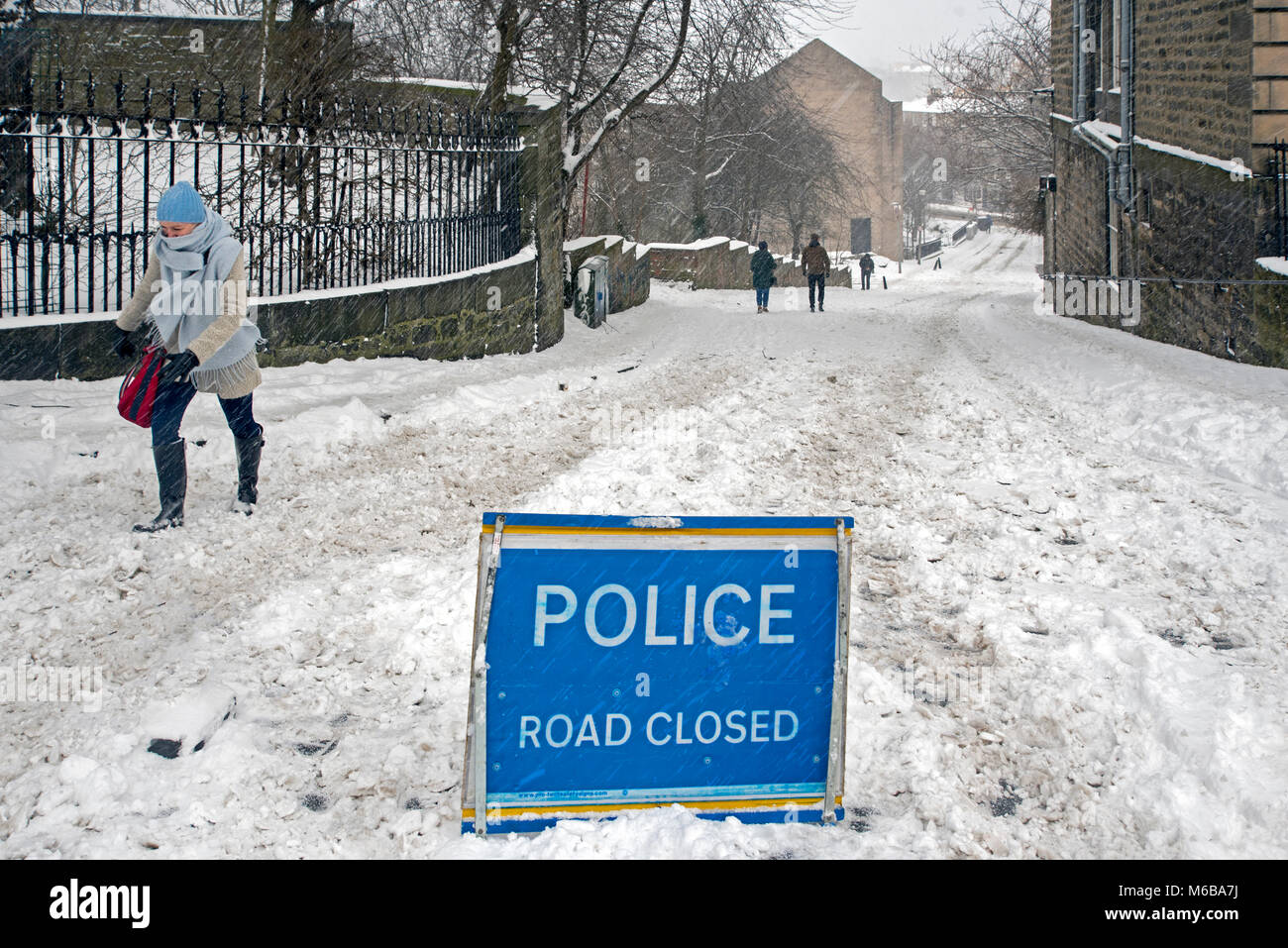 La rue Gloucester à Stockbridge, Édimbourg, fermée à la circulation à cause de la neige Banque D'Images