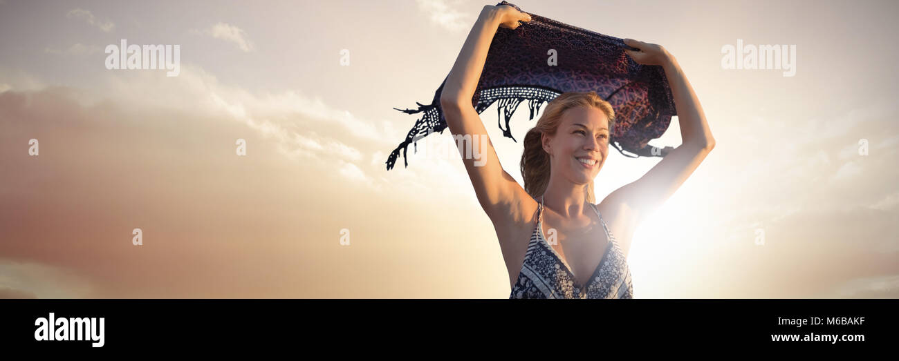 Portrait of woman holding foulard en l'air Banque D'Images