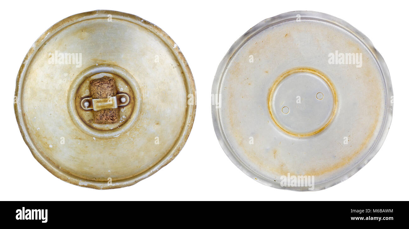 Aluminium couvercle froissé huileuse de la cuisine pan. Voir des deux côtés. Isolé sur blanc avec patch Banque D'Images