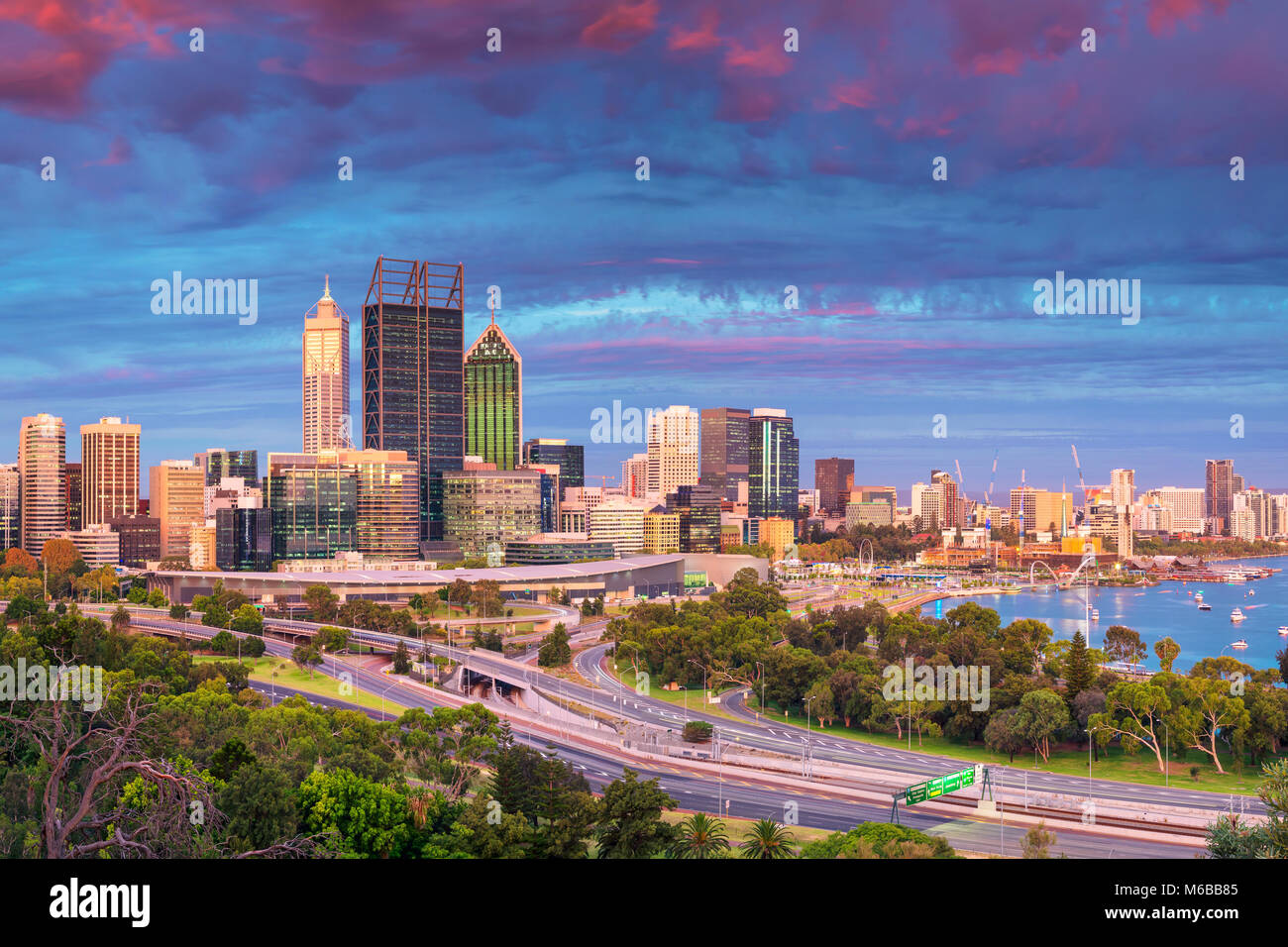 Perth. Cityscape image de Perth, Australie l'horizon au coucher du soleil. Banque D'Images