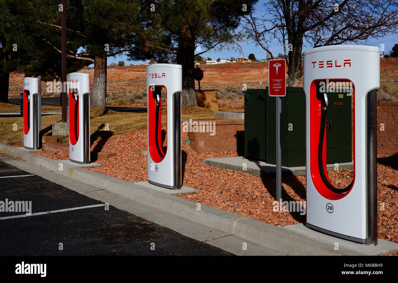 Points de recharge pour voitures électriques Tesla dans le parking de l'hôtel,Page,Arizona,USA Banque D'Images