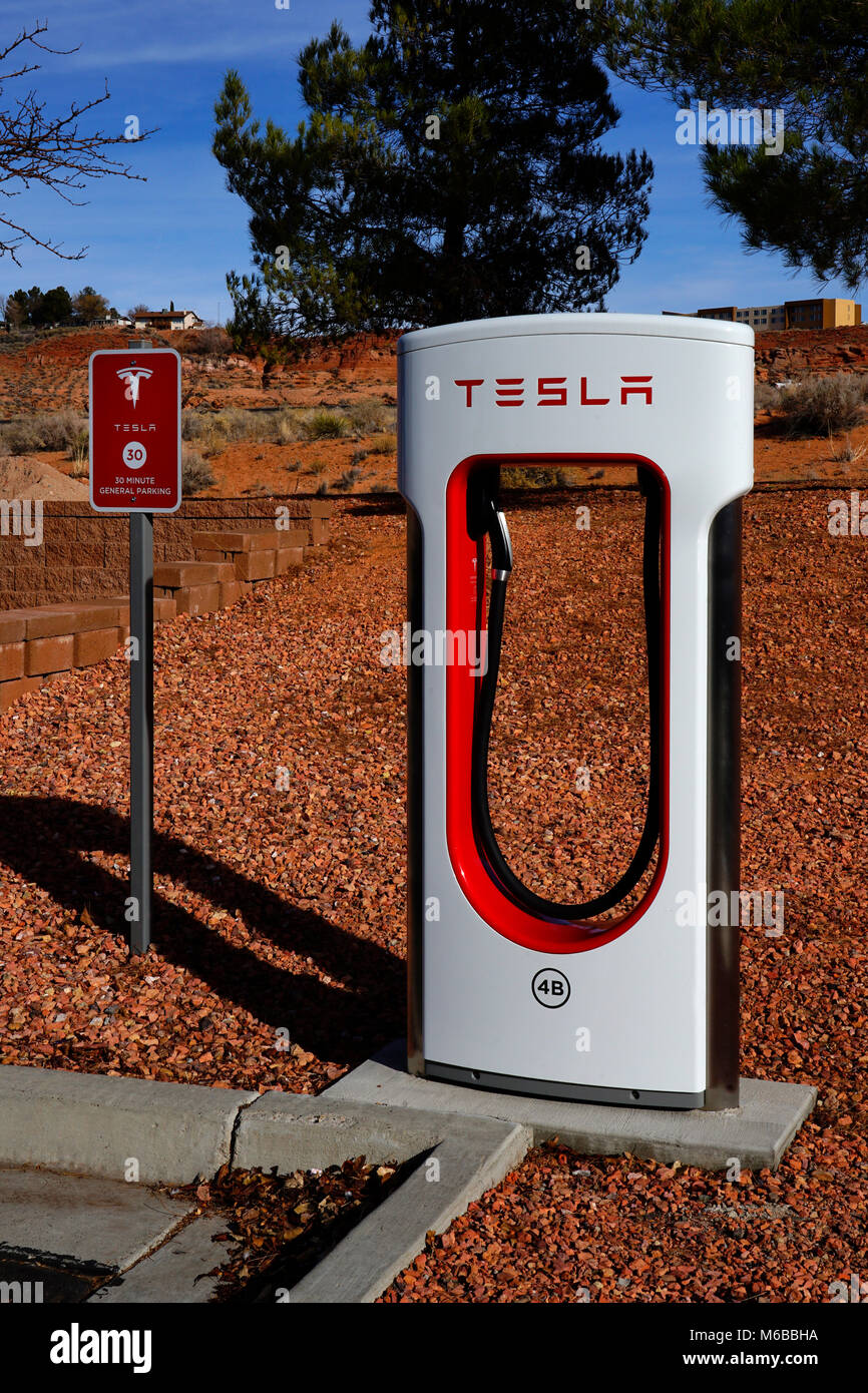 Points de recharge pour voitures électriques Tesla dans le parking de l'hôtel,Page,Arizona,USA Banque D'Images