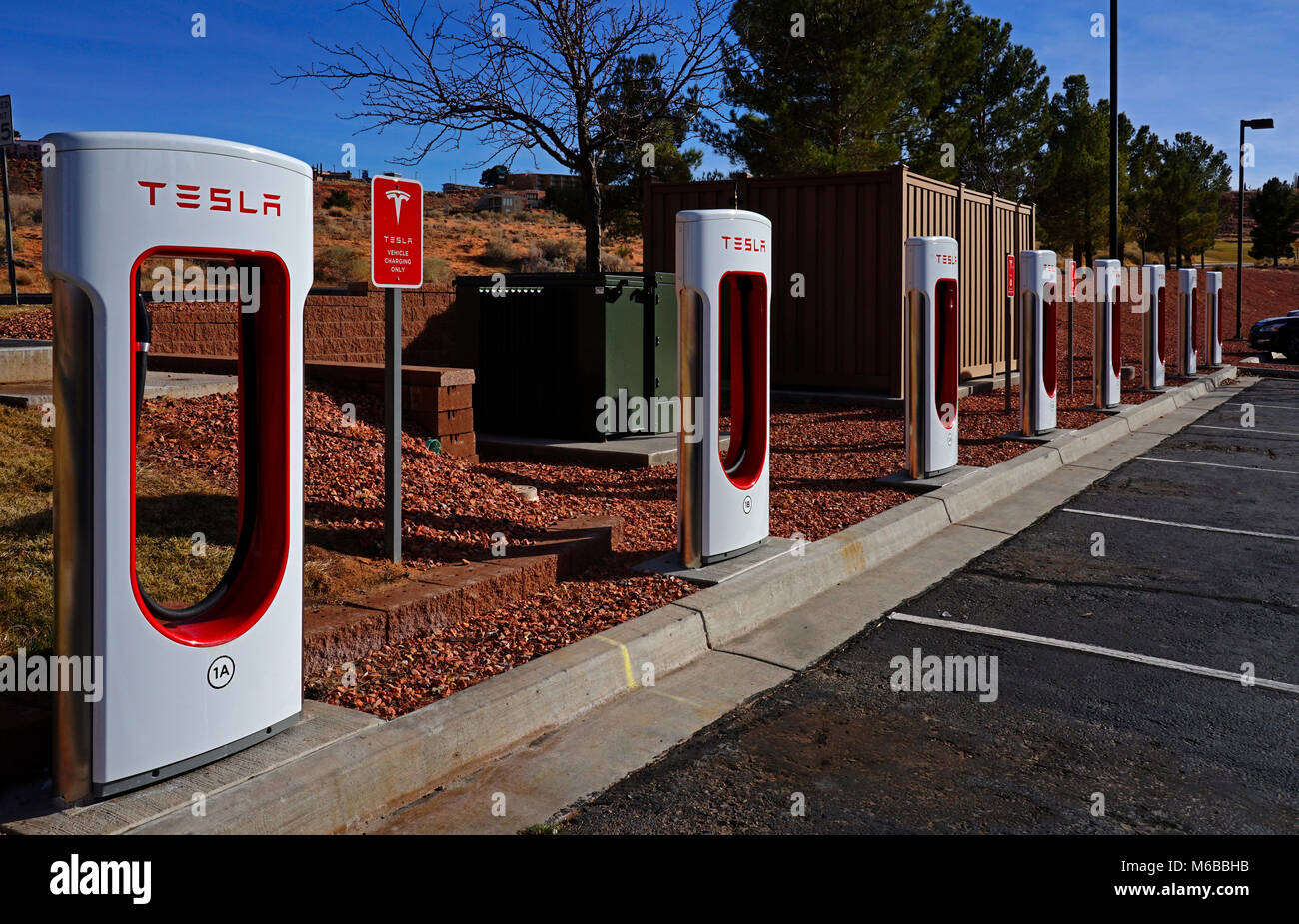 Points de recharge pour voitures électriques Tesla dans le parking de l'hôtel,Page,Arizona,USA Banque D'Images