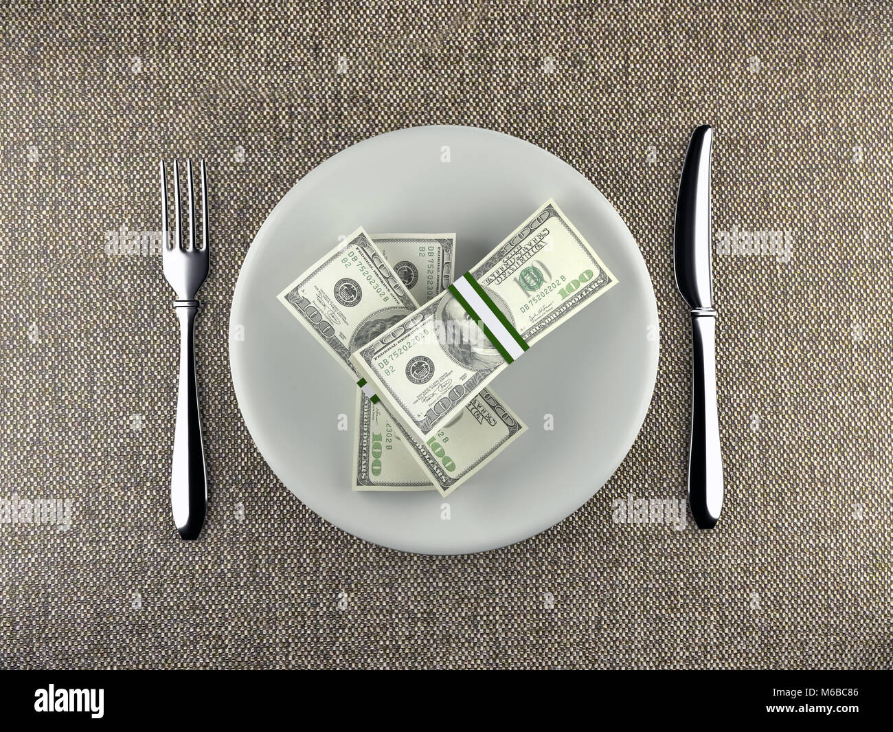 Liasses de billets de dollars américains 100 servi sur une assiette avec une fourchette et couteau placé sur table - concept d'affaires Banque D'Images