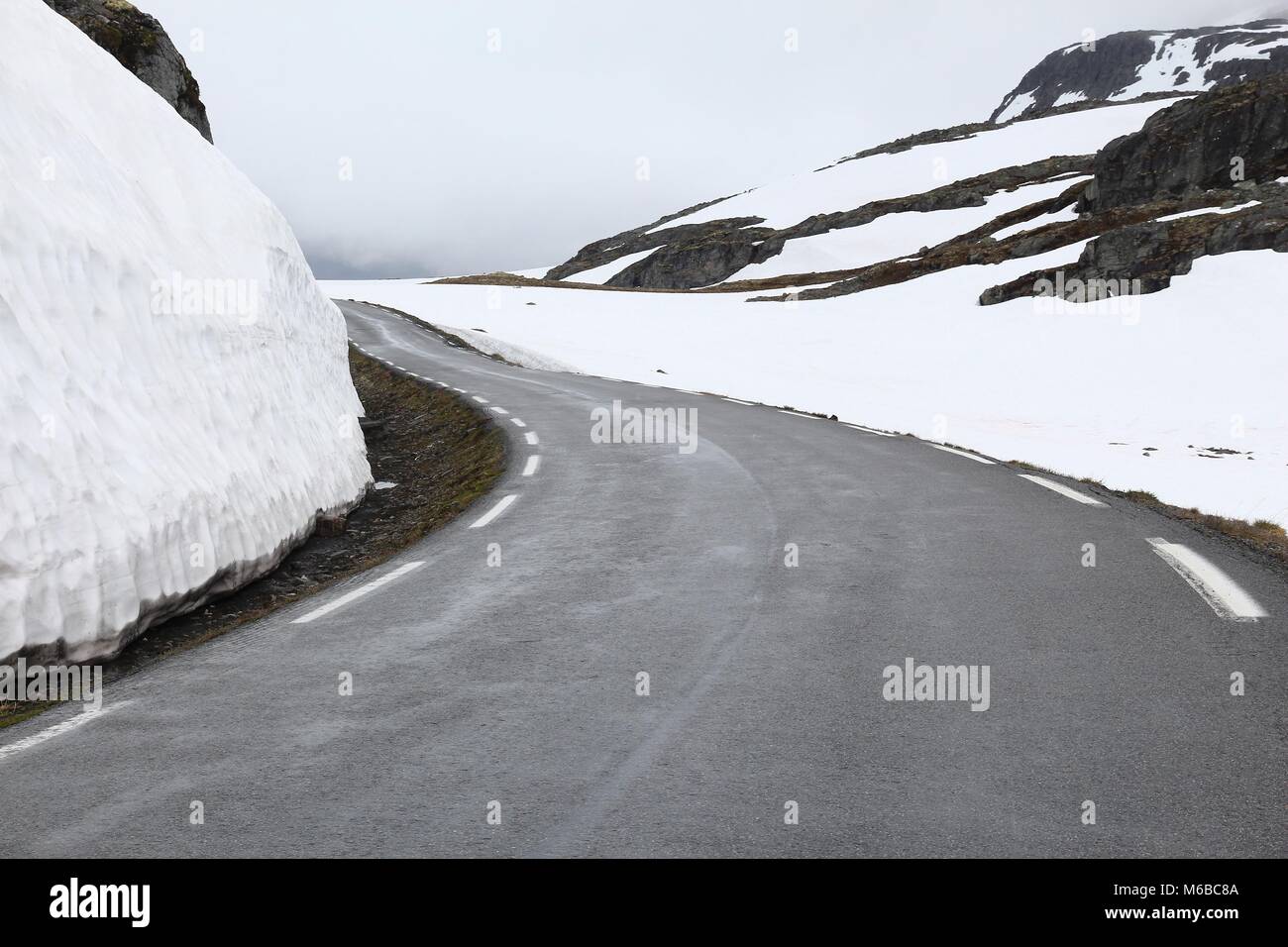 Route de la neige en Norvège - route touristique nationale à travers la montagne Aurland (Aurlandsfjellet). Vue d'été en juillet. Banque D'Images