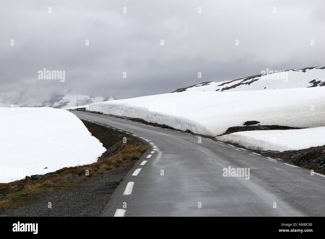 Route de la neige en Norvège - route touristique nationale à travers la montagne Aurland (Aurlandsfjellet). Vue d'été en juillet. Banque D'Images