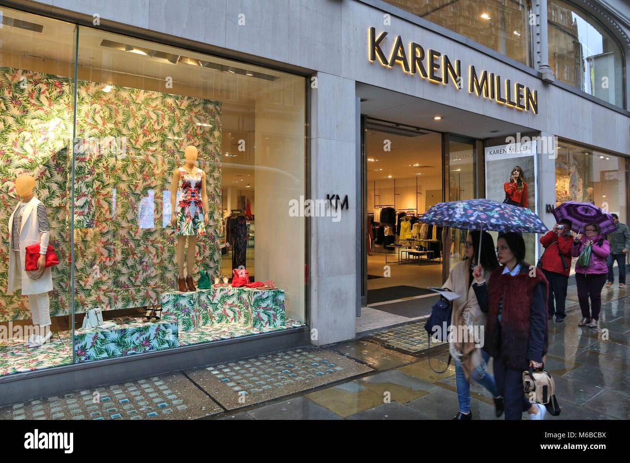 Londres, Royaume-Uni - 22 avril 2016 : Les gens magasinent à Karen Millen à Londres, au Royaume-Uni. Karen Millen est un détaillant de mode britannique appartenant à Kaupthing Bank. Banque D'Images