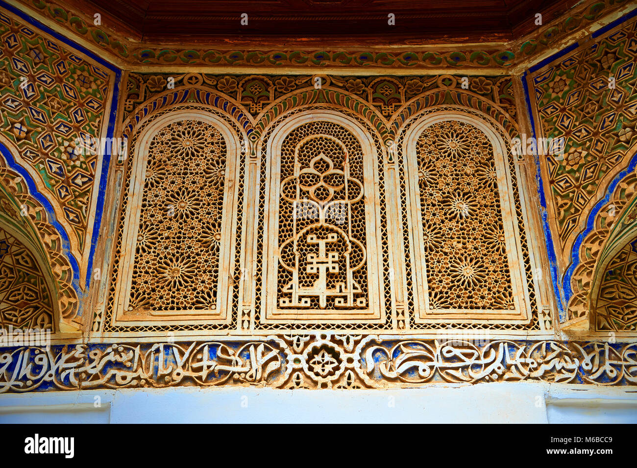 Arabesque plâtre et salle de bain du FIDA Ksar Alaouite construit par Moulay Ismaïl le deuxième souverain de la dynastie alaouite marocain ( qui régna de 1672 Banque D'Images