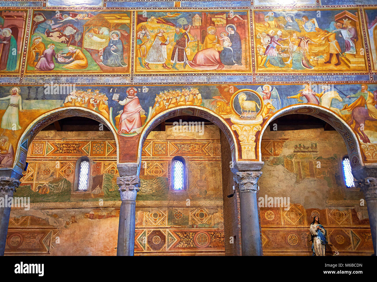 Début de fresques Renaissance par Vitale da Bologna (1309 - 1369) du Christ Pantocrator (en majesté), imprimé aux style byzantin du Christ apparaissant dans Banque D'Images