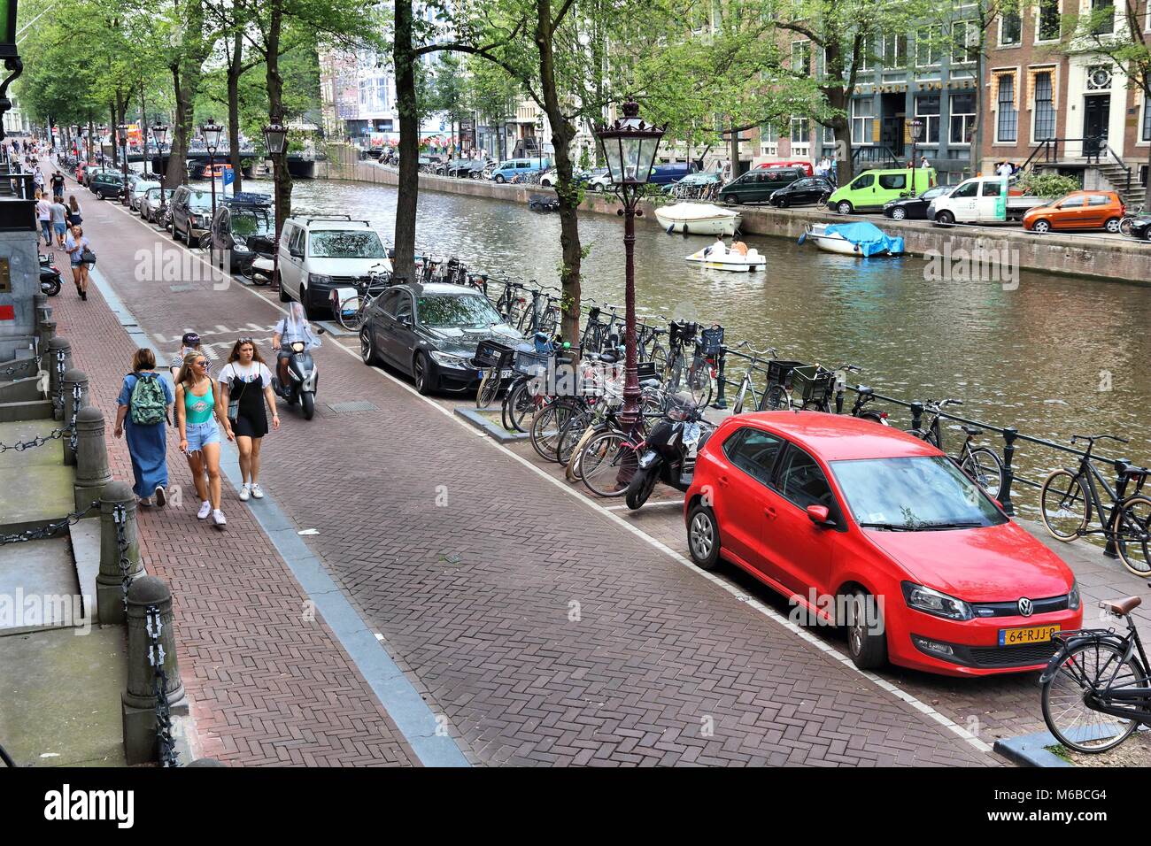 AMSTERDAM, Pays-Bas - 10 juillet 2017 : personnes visitent canal Herengracht à Amsterdam, Pays-Bas. Amsterdam est la capitale des Pays-Bas. Banque D'Images