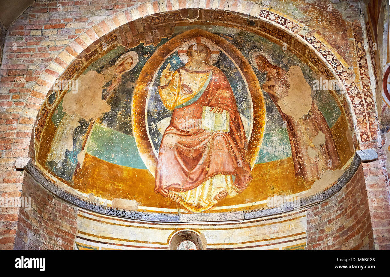 Début de fresques Renaissance par Vitale da Bologna (1309 - 1369) du Christ Pantocrator (en majesté), imprimé aux style byzantin du Christ apparaissant dans Banque D'Images