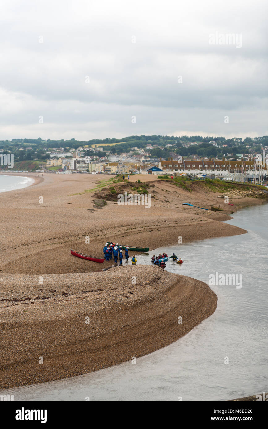 Canoës dans l'estuaire de Seaton Banque D'Images
