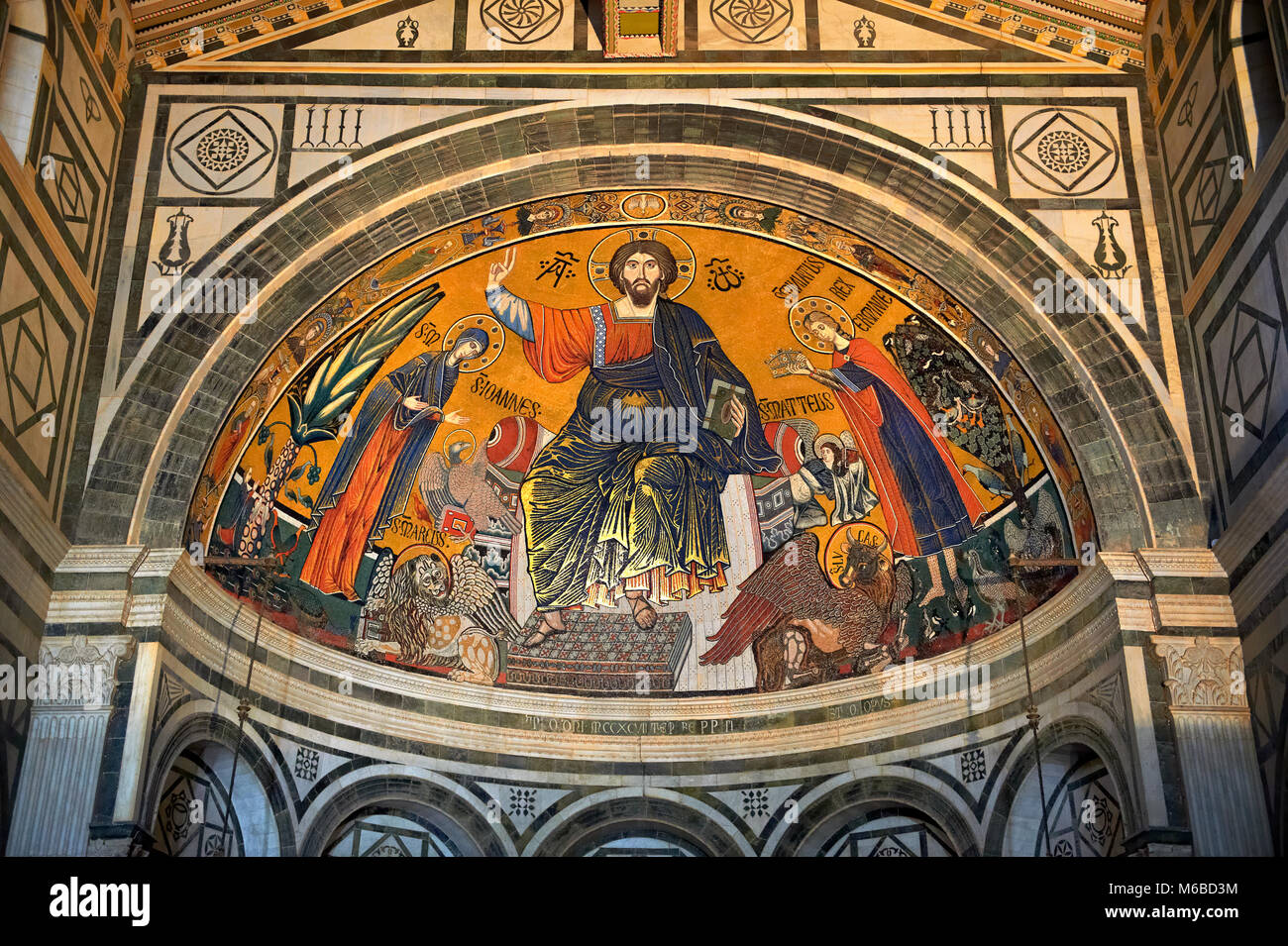 La mosaïque médiévale de le Christ entre la Vierge et Saint Minias (1260). .San Miniato al Monte (St. Minias sur la montagne) basilique , Florence, Italie. Banque D'Images