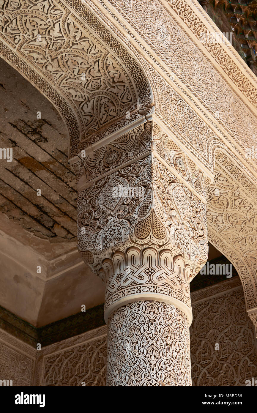 Nid d'Mocarabe berbère plâtre travail colonnes et chapiteaux dans le riad de la Kasbah de Telouet, Atlas, Maroc Banque D'Images