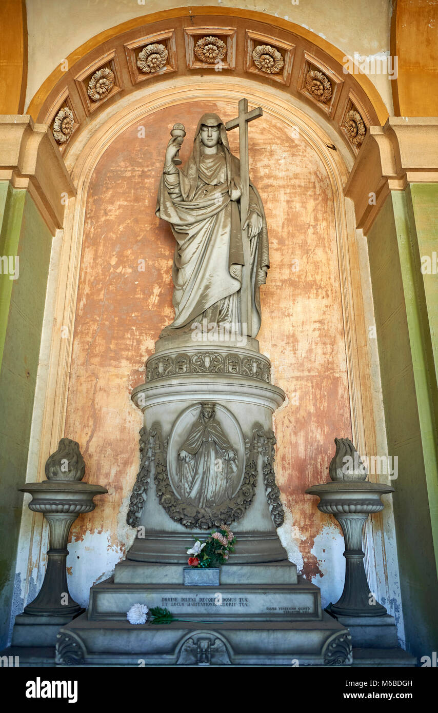 Photos de la monumentale sculpture en pierre classique les tombes de l'Staglieno Cimetière Monumental, Gênes, Italie Banque D'Images