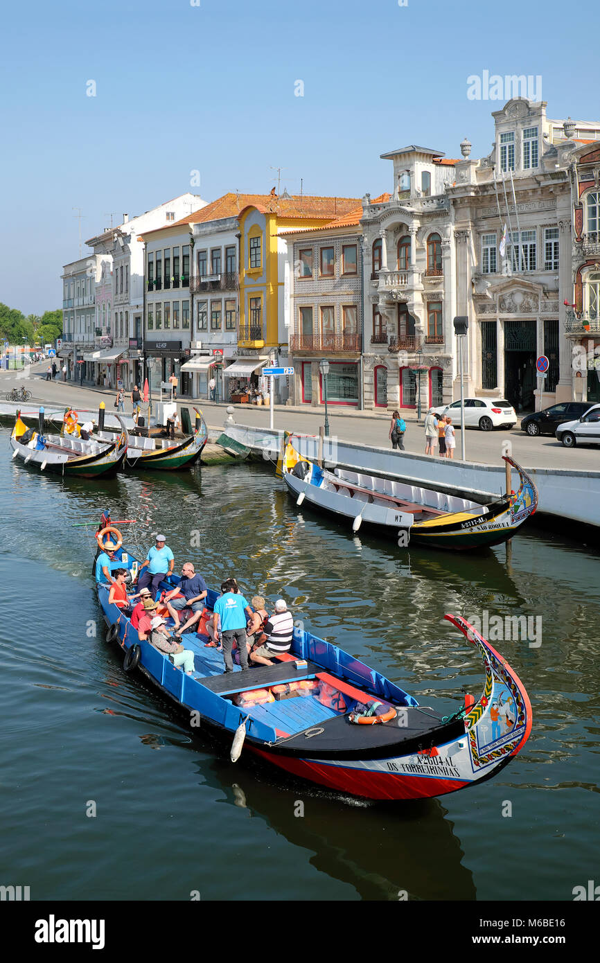 Les touristes sur un bateau moliceiro Aveiro voyage, canal, région Centre, Portugal Banque D'Images