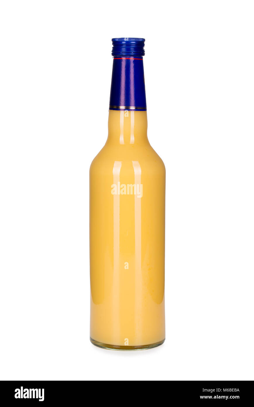 Bouteille de liqueur à base d'isolé sur fond blanc, à l'avant-vue, close-up. Banque D'Images