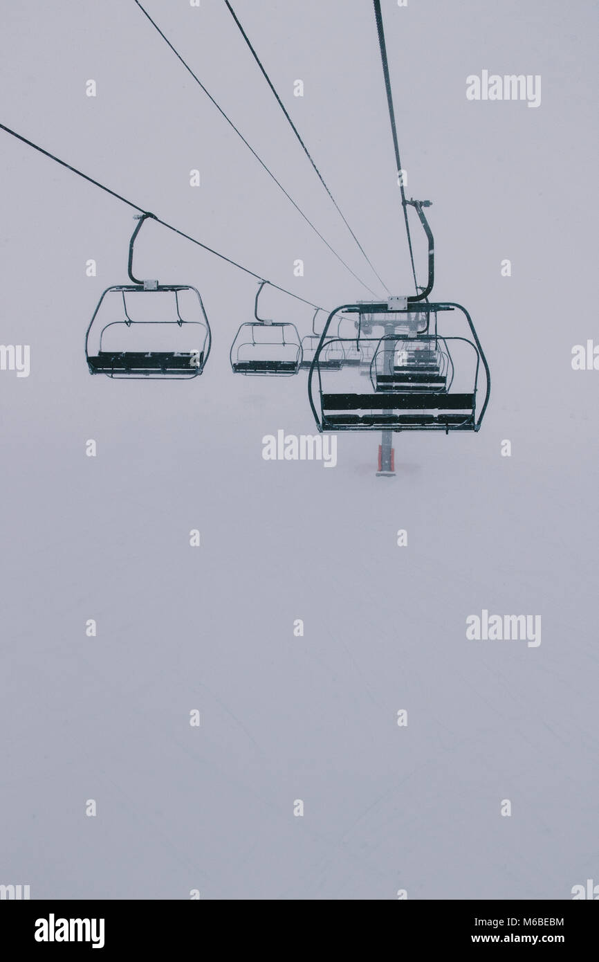 De vide en un jour brumeux. La Plagne, France. Banque D'Images