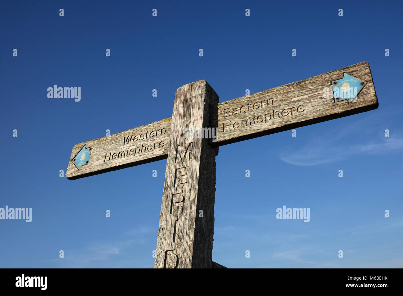 Un panneau en bois sur les South Downs marquant le méridien de Greenwich. Il pointe gauche à l 'hémisphère Ouest' et 'le droit à l'hémisphère oriental'. Banque D'Images