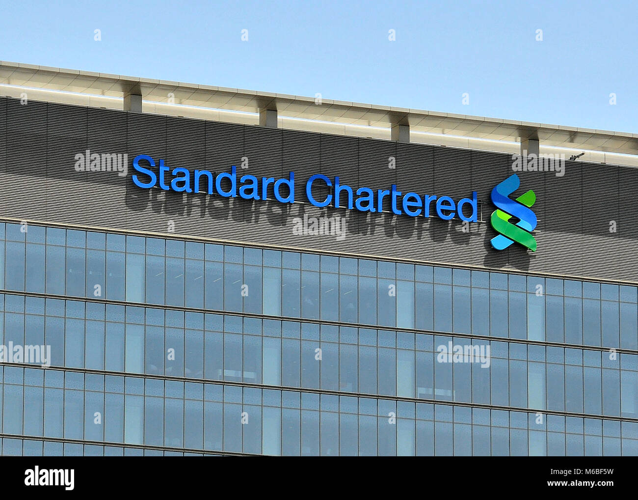 Standard Chartered Bank, Emaar square, DUBAÏ, ÉMIRATS ARABES UNIS Banque D'Images