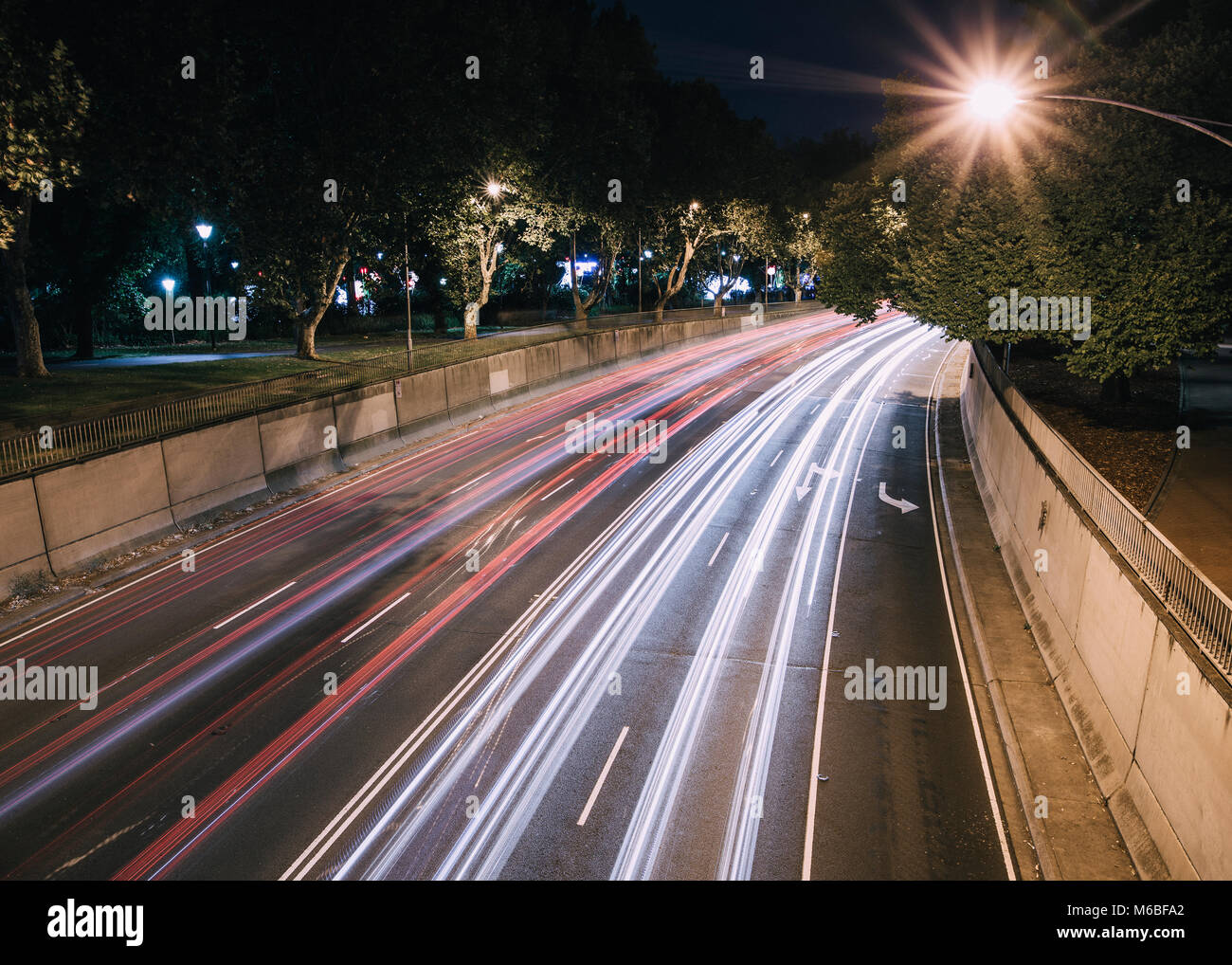 Vitesse d'obturation lente tourné d'une autoroute à Melbourne, Australie. Banque D'Images