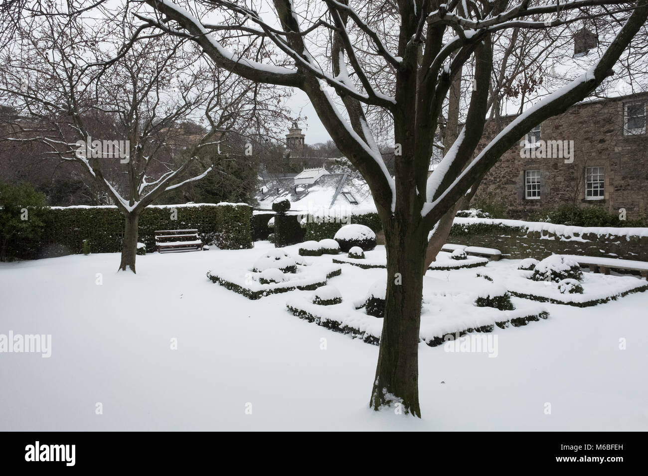 Dunbar est proche jardin off Canongate à Édimbourg Vieille Ville après de fortes chutes de neige à Edinburgh, Ecosse, Royaume-Uni Banque D'Images