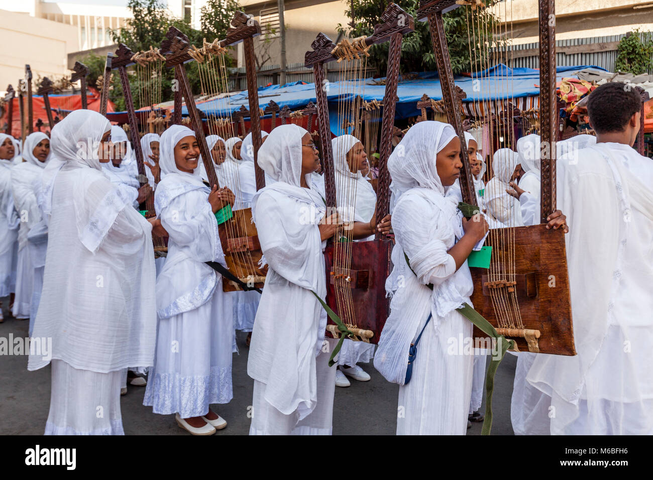 Une rue Procession de chrétiens orthodoxes Éthiopiens au cours de l'Assemblée Timkat (Epiphanie) Célébrations, Addis Abeba, Ethiopie Banque D'Images