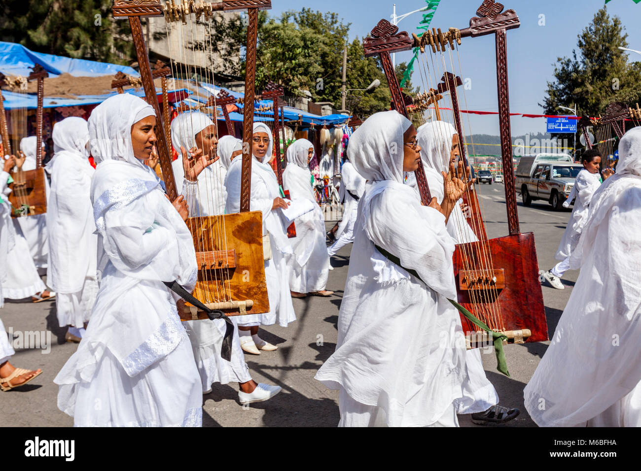 Une rue Procession de chrétiens orthodoxes Éthiopiens au cours de l'Assemblée Timkat (Epiphanie) Célébrations, Addis Abeba, Ethiopie Banque D'Images