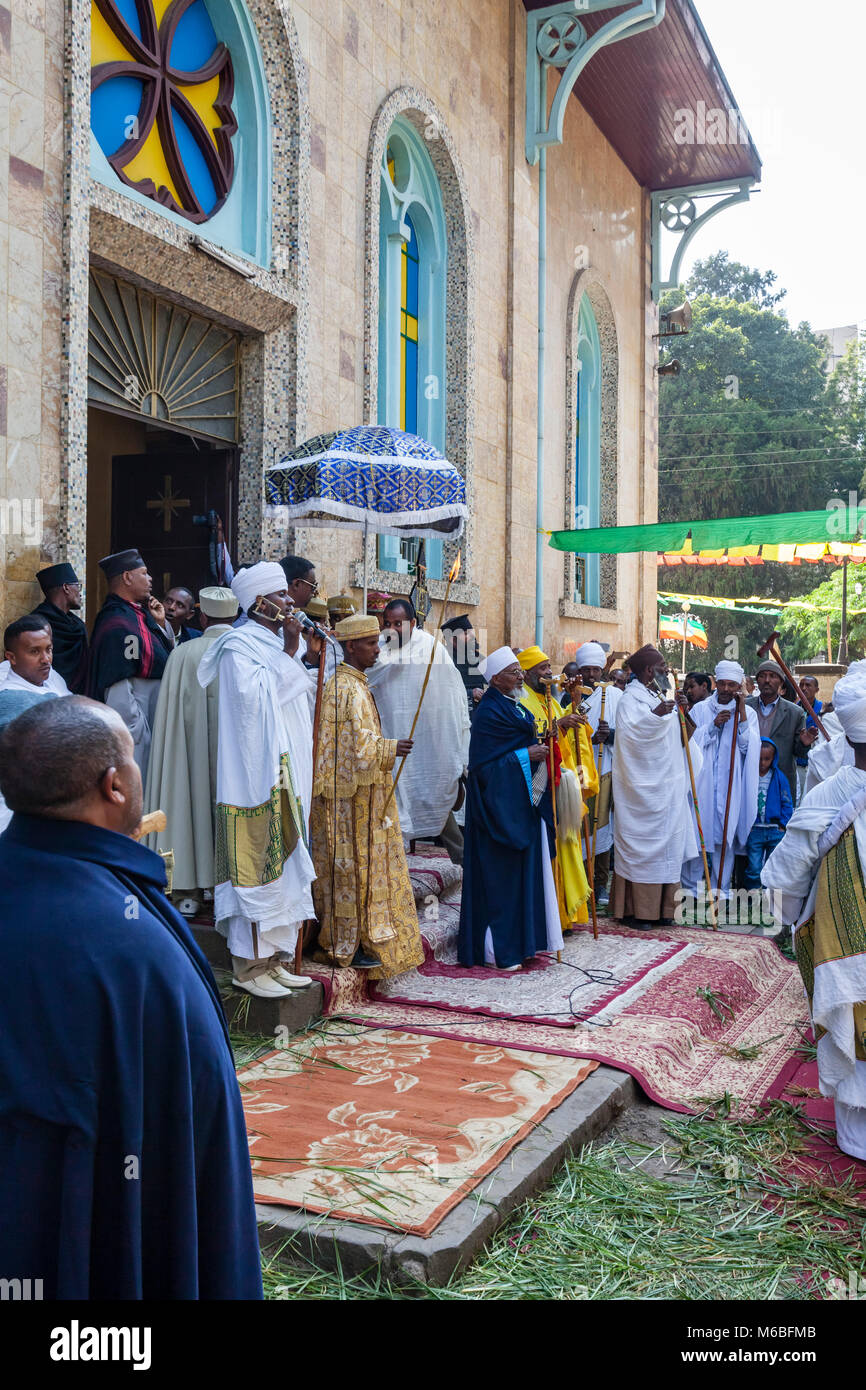 Chrétienne orthodoxe éthiopienne prêtres et diacres célébrer les trois jours du Festival du Timkat (Epiphanie) à Kidist Mariam Église, Addis Abeba, Ethiopie Banque D'Images