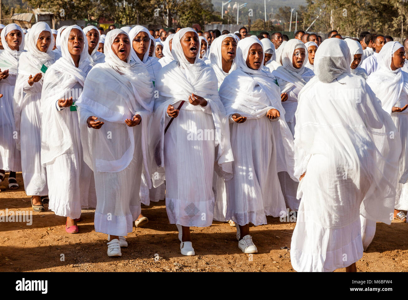 Une procession de chrétiens orthodoxes éthiopiens arrivent à la Jan Sportsgound Meda pour célébrer Timkat (Epiphanie), Addis Abeba, Ethiopie Banque D'Images