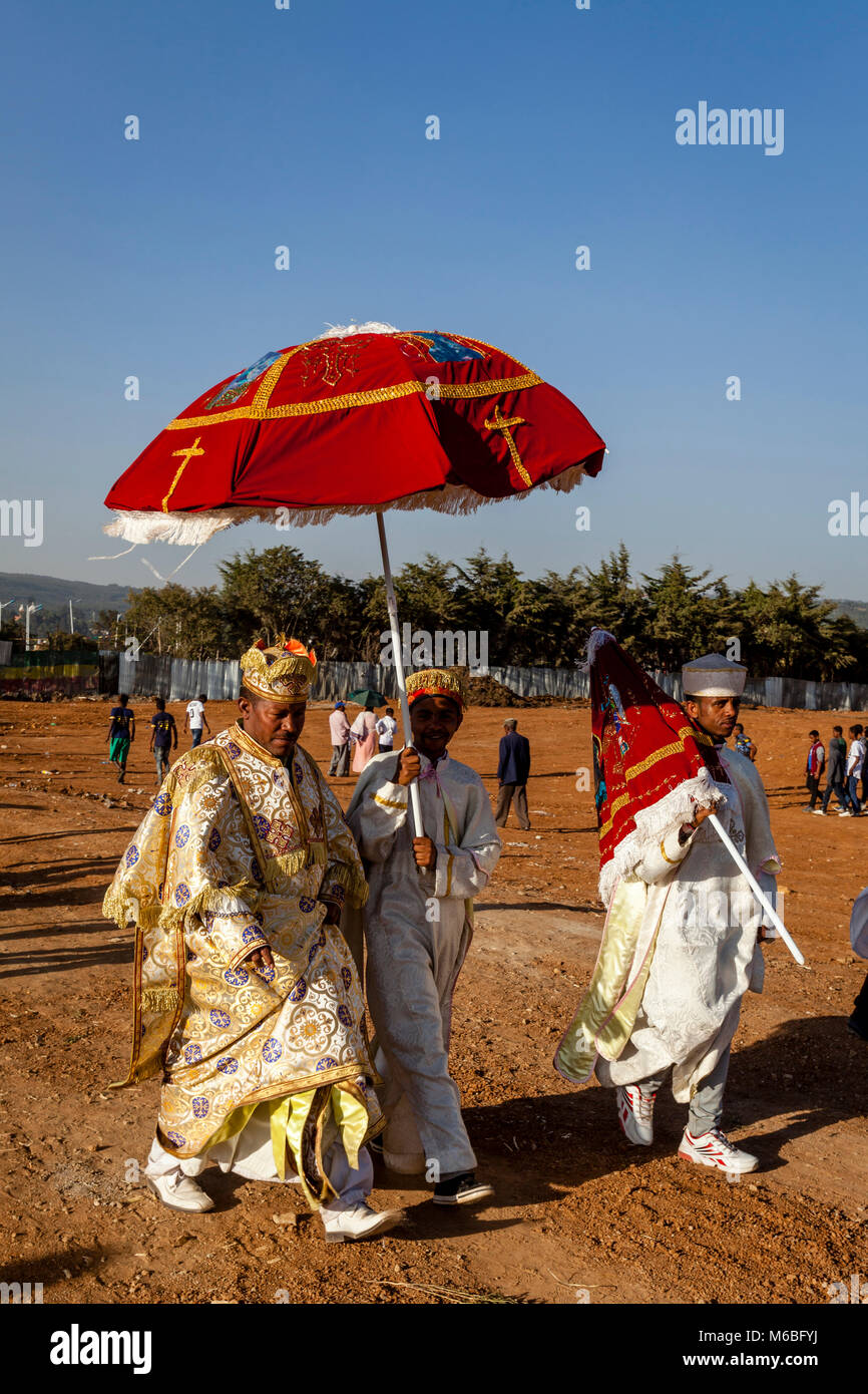 Un prêtre orthodoxe éthiopienne arrive à la Jan Sportsgound Meda pour célébrer Timkat (Epiphanie), Addis Abeba, Ethiopie Banque D'Images