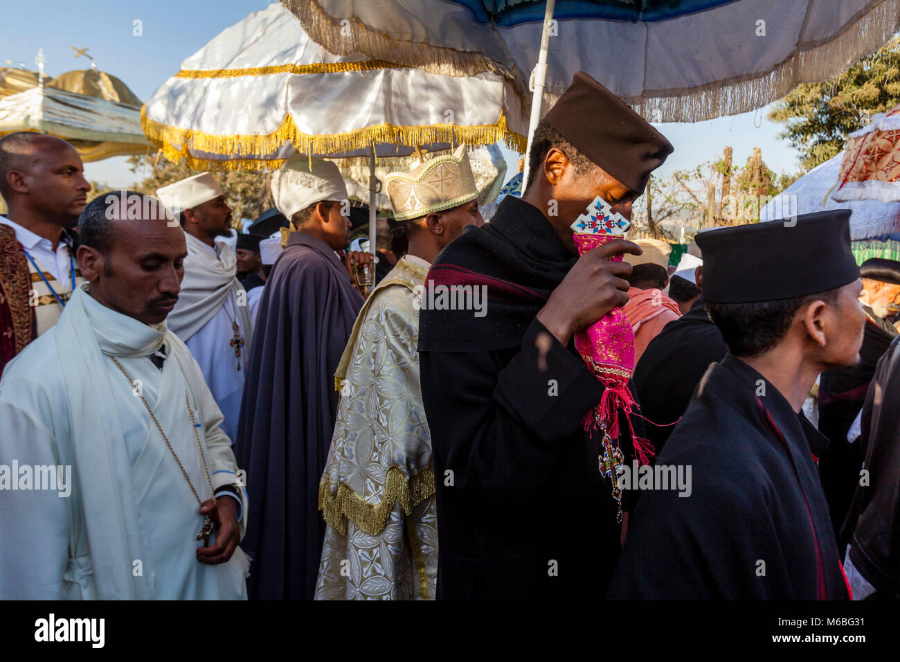Une procession de prêtres et diacres orthodoxes éthiopiens arrivent à la Jan Sportsgound Meda pour célébrer Timkat (Epiphanie), Addis Abeba, Ethiopie Banque D'Images